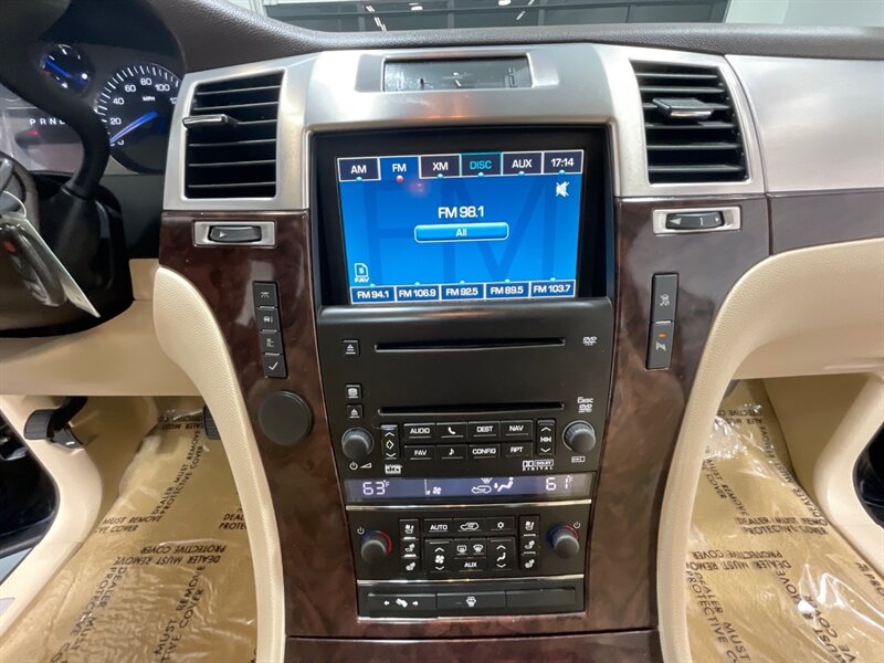 2007 Cadillac Escalade Premium Sport Utility 4X4 / 6.2L V8 / DVD Player  / LOW MILES - Photo 19 - Gladstone, OR 97027