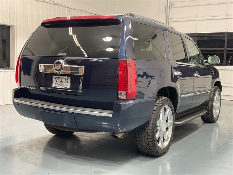 2007 Cadillac Escalade Premium Sport Utility 4X4 / 6.2L V8 / DVD Player  / LOW MILES - Photo 8 - Gladstone, OR 97027