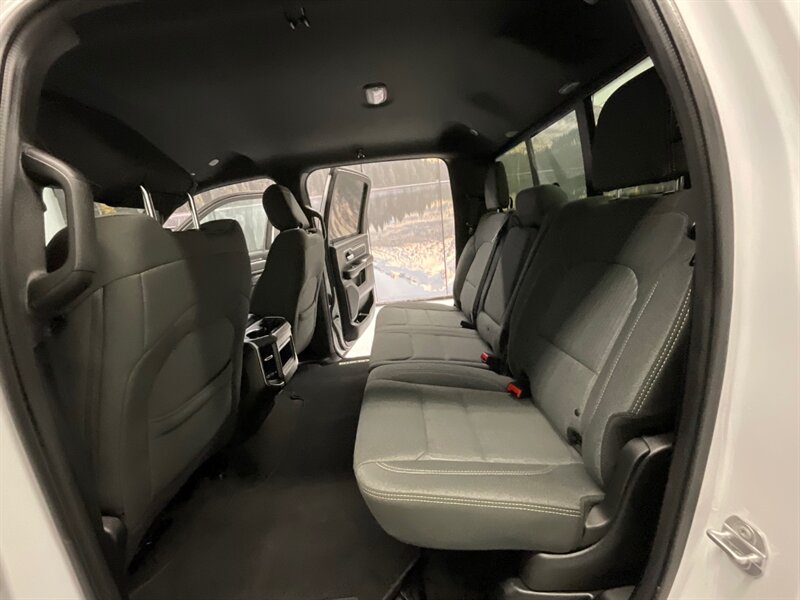 2019 RAM 1500 Big Horn Crew Cab 4X4 / 5.7L HEMI / 18,000 MILES  / 1-OWNER LOCAL - Photo 14 - Gladstone, OR 97027