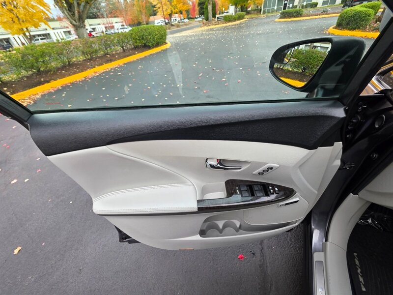 2013 Toyota Venza XLE AWD V6 CAM NAV / PANO ROOF / LEATHER / 1-OWNER  / ALL WHEEL DRIVE / FULLY LOADED - Photo 39 - Portland, OR 97217