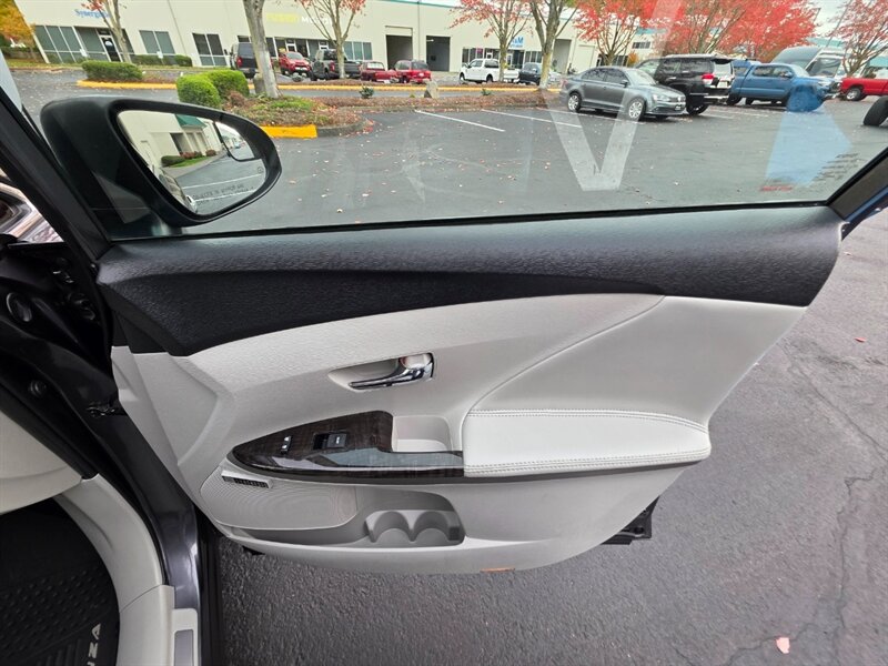 2013 Toyota Venza XLE AWD V6 CAM NAV / PANO ROOF / LEATHER / 1-OWNER  / ALL WHEEL DRIVE / FULLY LOADED - Photo 40 - Portland, OR 97217