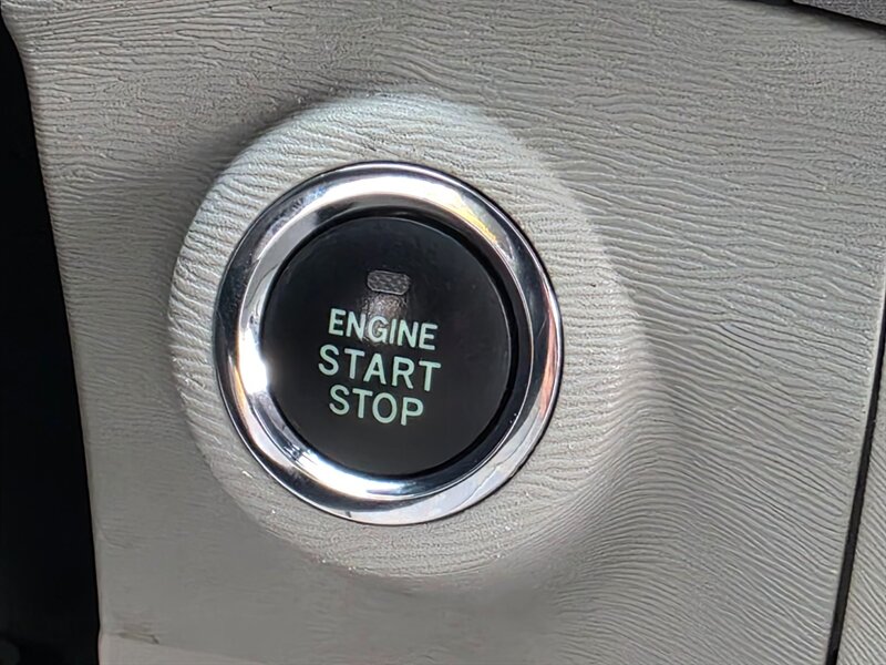 2013 Toyota Venza XLE AWD V6 CAM NAV / PANO ROOF / LEATHER / 1-OWNER  / ALL WHEEL DRIVE / FULLY LOADED - Photo 32 - Portland, OR 97217