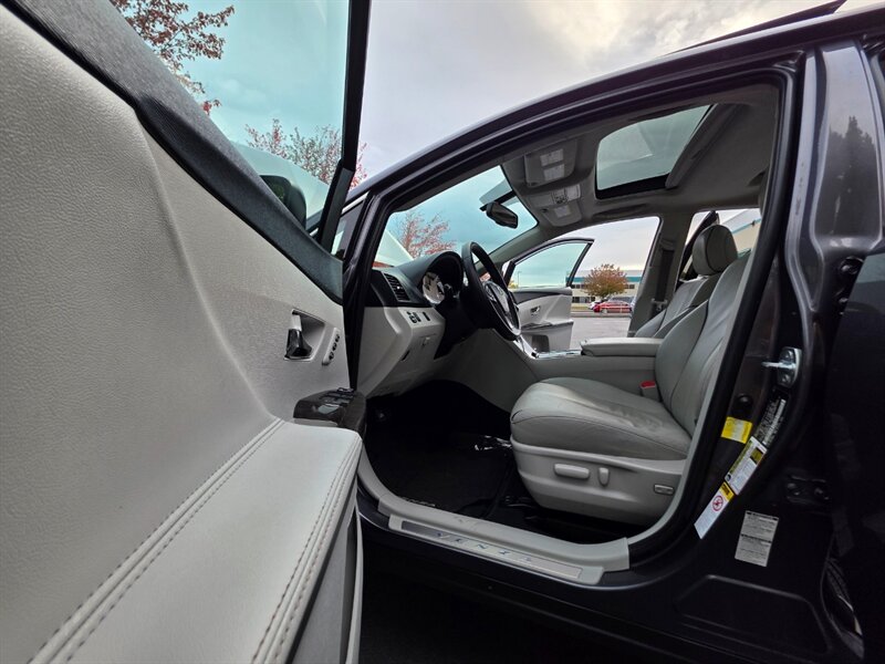 2013 Toyota Venza XLE AWD V6 CAM NAV / PANO ROOF / LEATHER / 1-OWNER  / ALL WHEEL DRIVE / FULLY LOADED - Photo 55 - Portland, OR 97217