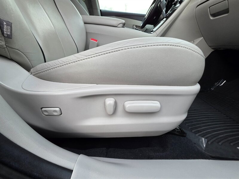 2013 Toyota Venza XLE AWD V6 CAM NAV / PANO ROOF / LEATHER / 1-OWNER  / ALL WHEEL DRIVE / FULLY LOADED - Photo 36 - Portland, OR 97217