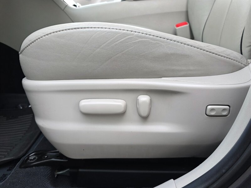 2013 Toyota Venza XLE AWD V6 CAM NAV / PANO ROOF / LEATHER / 1-OWNER  / ALL WHEEL DRIVE / FULLY LOADED - Photo 35 - Portland, OR 97217