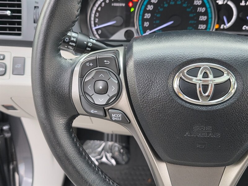 2013 Toyota Venza XLE AWD V6 CAM NAV / PANO ROOF / LEATHER / 1-OWNER  / ALL WHEEL DRIVE / FULLY LOADED - Photo 33 - Portland, OR 97217