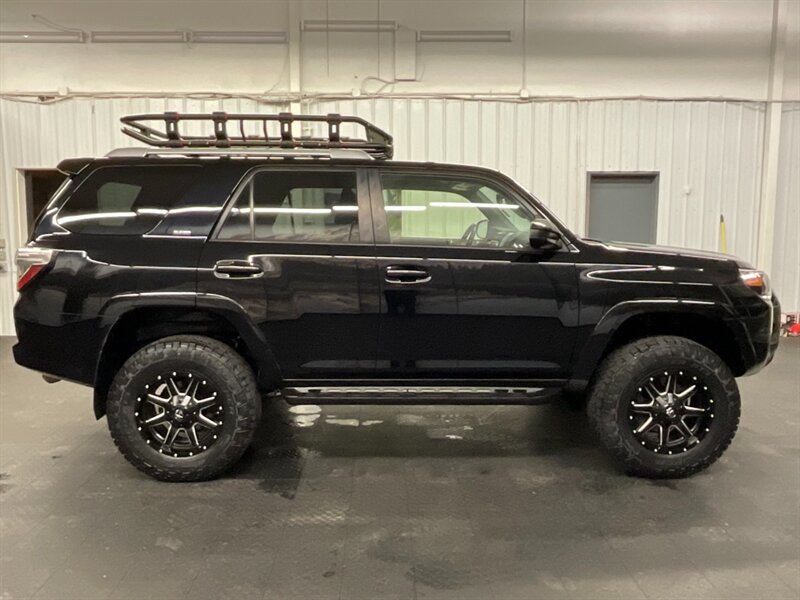 2018 Toyota 4Runner SR5 4X4 / 1-OWNER / NEW LIFT WHEELS & TIRES  1-OWNER LOCAL OREGON SUV / NEW LIFT / ONLY 33,000 MILES - Photo 4 - Gladstone, OR 97027