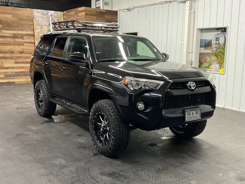 2018 Toyota 4Runner SR5 4X4 / 1-OWNER / NEW LIFT WHEELS & TIRES  1-OWNER LOCAL OREGON SUV / NEW LIFT / ONLY 33,000 MILES - Photo 2 - Gladstone, OR 97027