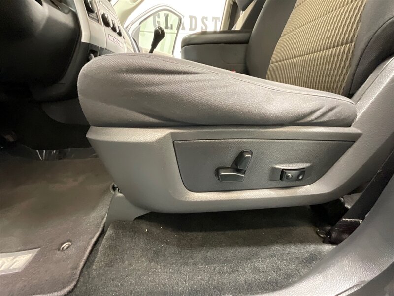 2012 RAM 2500 Big Horn Crew Cab 4X4/ 6.7L DIESEL /6-SPEED MANUAL  / LONG BED / LIFTED w.35 " RIDGE GRAPPER TIRES & 18 " WHEELS / ZERO RUST - Photo 38 - Gladstone, OR 97027