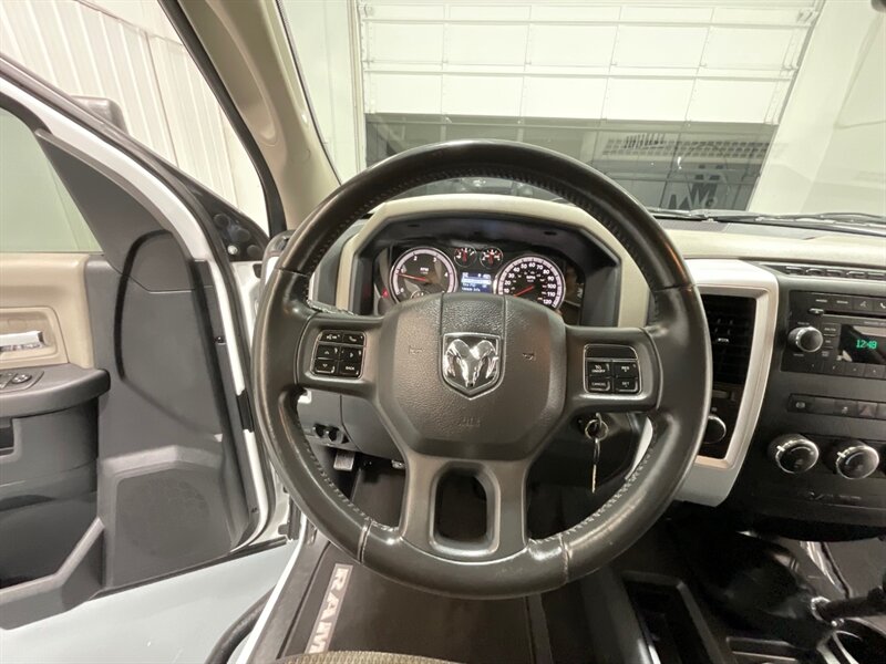 2012 RAM 2500 Big Horn Crew Cab 4X4/ 6.7L DIESEL /6-SPEED MANUAL  / LONG BED / LIFTED w.35 " RIDGE GRAPPER TIRES & 18 " WHEELS / ZERO RUST - Photo 43 - Gladstone, OR 97027