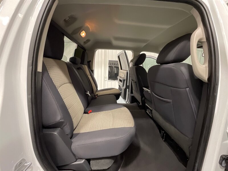 2012 RAM 2500 Big Horn Crew Cab 4X4/ 6.7L DIESEL /6-SPEED MANUAL  / LONG BED / LIFTED w.35 " RIDGE GRAPPER TIRES & 18 " WHEELS / ZERO RUST - Photo 13 - Gladstone, OR 97027