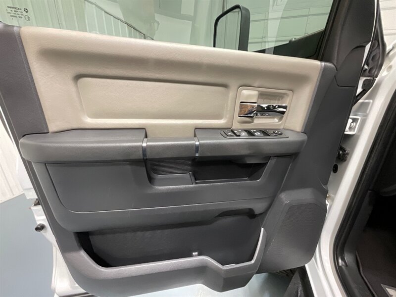 2012 RAM 2500 Big Horn Crew Cab 4X4/ 6.7L DIESEL /6-SPEED MANUAL  / LONG BED / LIFTED w.35 " RIDGE GRAPPER TIRES & 18 " WHEELS / ZERO RUST - Photo 32 - Gladstone, OR 97027