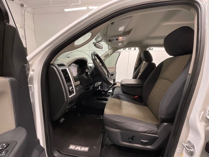 2012 RAM 2500 Big Horn Crew Cab 4X4/ 6.7L DIESEL /6-SPEED MANUAL  / LONG BED / LIFTED w.35 " RIDGE GRAPPER TIRES & 18 " WHEELS / ZERO RUST - Photo 11 - Gladstone, OR 97027