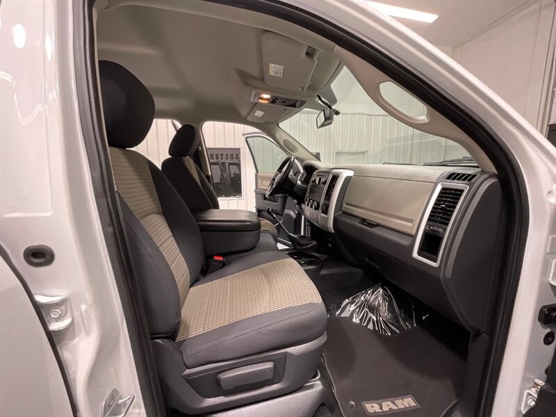 2012 RAM 2500 Big Horn Crew Cab 4X4/ 6.7L DIESEL /6-SPEED MANUAL  / LONG BED / LIFTED w.35 " RIDGE GRAPPER TIRES & 18 " WHEELS / ZERO RUST - Photo 14 - Gladstone, OR 97027