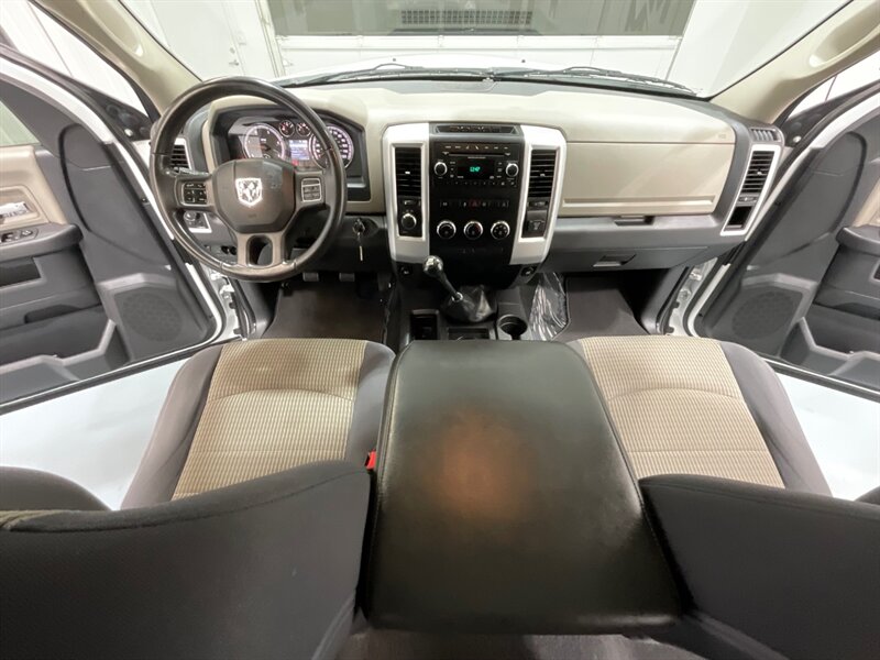 2012 RAM 2500 Big Horn Crew Cab 4X4/ 6.7L DIESEL /6-SPEED MANUAL  / LONG BED / LIFTED w.35 " RIDGE GRAPPER TIRES & 18 " WHEELS / ZERO RUST - Photo 37 - Gladstone, OR 97027