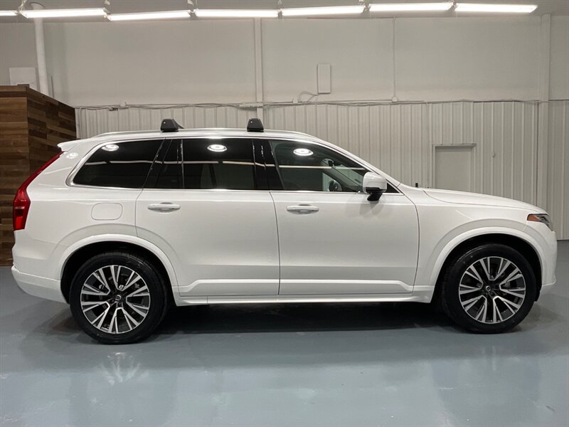 2020 Volvo XC90 T6 Momentum 7-Passenger AWD /2.0L 4Cyl Supercharge  / Panoramic Sunroof / BLIS /  Harman Kardon Premium Audio/Heated Rear Seats & Heated Steering Wheel - Photo 4 - Gladstone, OR 97027