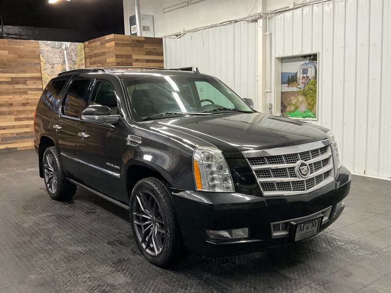 2011 Cadillac Escalade Platinum Edition 4X4 / 6.2L V8 / LOADED / 3RD ROW  Leather Heated & Cooled Seats / Navi & Camera - Photo 2 - Gladstone, OR 97027