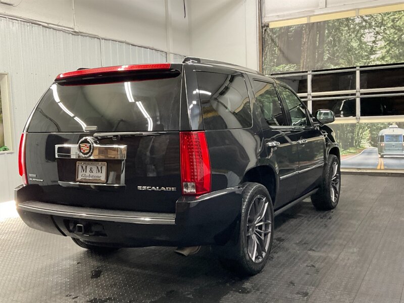 2011 Cadillac Escalade Platinum Edition 4X4 / 6.2L V8 / LOADED / 3RD ROW  Leather Heated & Cooled Seats / Navi & Camera - Photo 7 - Gladstone, OR 97027