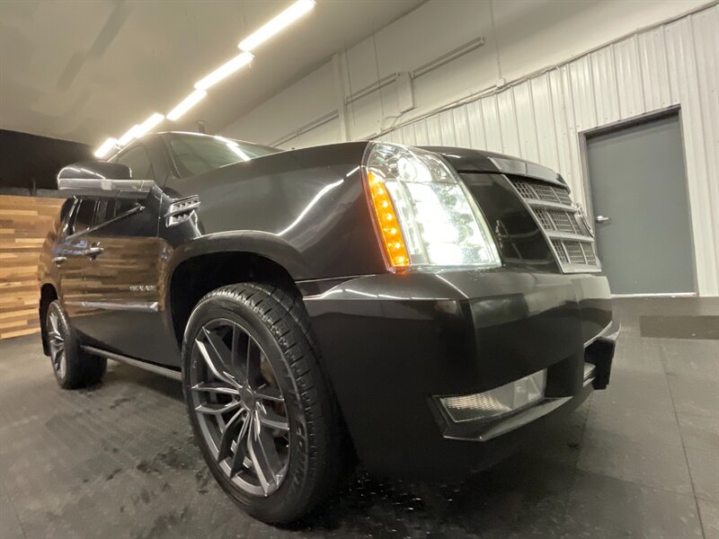 2011 Cadillac Escalade Platinum Edition 4X4 / 6.2L V8 / LOADED / 3RD ROW  Leather Heated & Cooled Seats / Navi & Camera - Photo 27 - Gladstone, OR 97027