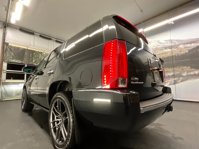 2011 Cadillac Escalade Platinum Edition 4X4 / 6.2L V8 / LOADED / 3RD ROW  Leather Heated & Cooled Seats / Navi & Camera - Photo 10 - Gladstone, OR 97027