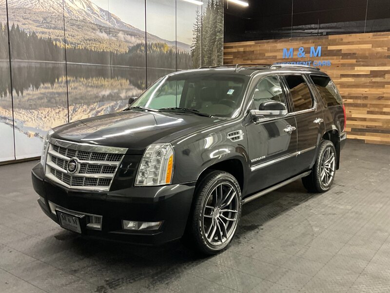 2011 Cadillac Escalade Platinum Edition 4X4 / 6.2L V8 / LOADED / 3RD ROW  Leather Heated & Cooled Seats / Navi & Camera - Photo 1 - Gladstone, OR 97027