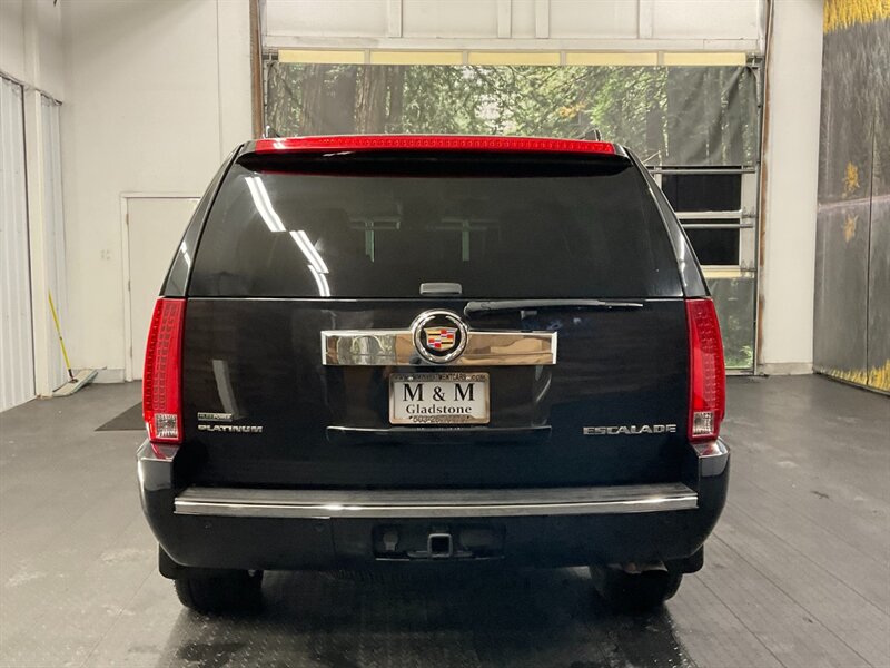 2011 Cadillac Escalade Platinum Edition 4X4 / 6.2L V8 / LOADED / 3RD ROW  Leather Heated & Cooled Seats / Navi & Camera - Photo 6 - Gladstone, OR 97027