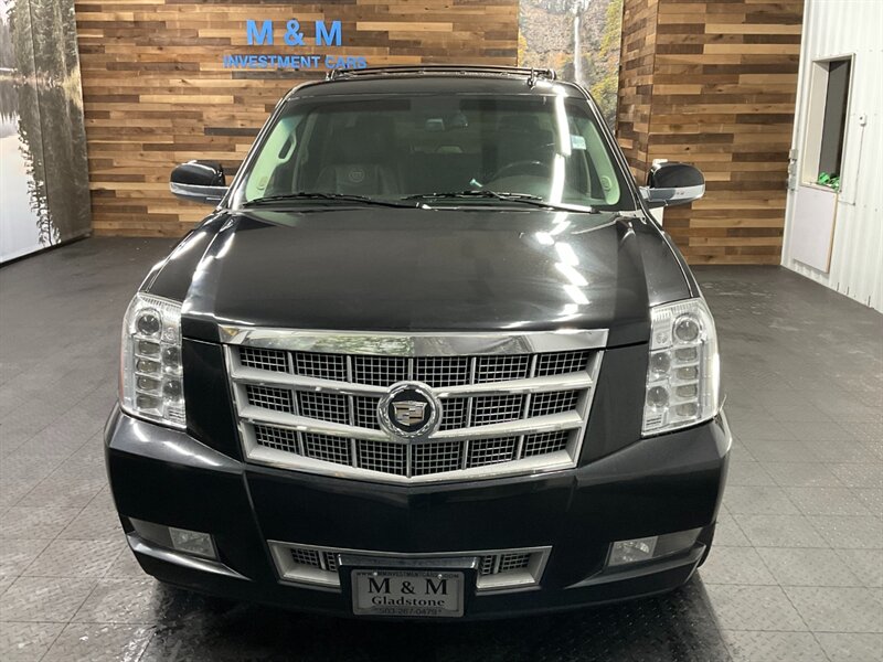 2011 Cadillac Escalade Platinum Edition 4X4 / 6.2L V8 / LOADED / 3RD ROW  Leather Heated & Cooled Seats / Navi & Camera - Photo 5 - Gladstone, OR 97027