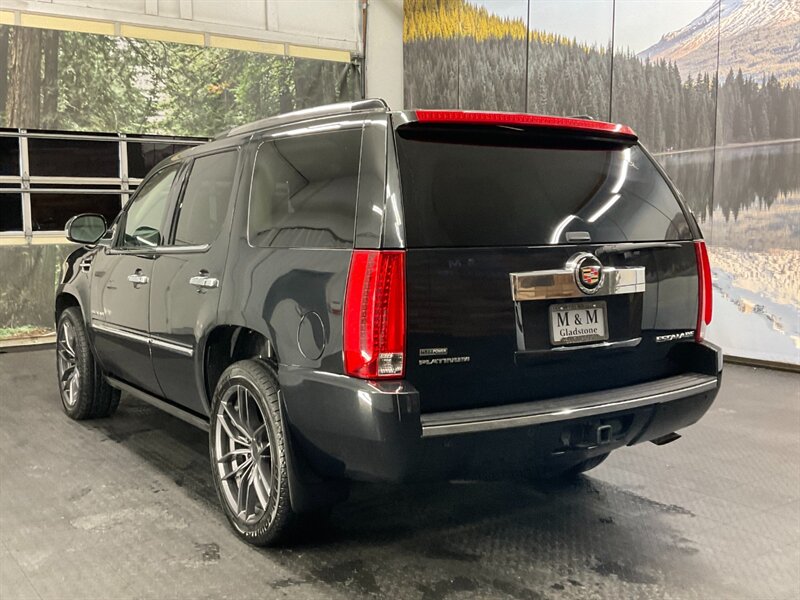 2011 Cadillac Escalade Platinum Edition 4X4 / 6.2L V8 / LOADED / 3RD ROW  Leather Heated & Cooled Seats / Navi & Camera - Photo 8 - Gladstone, OR 97027