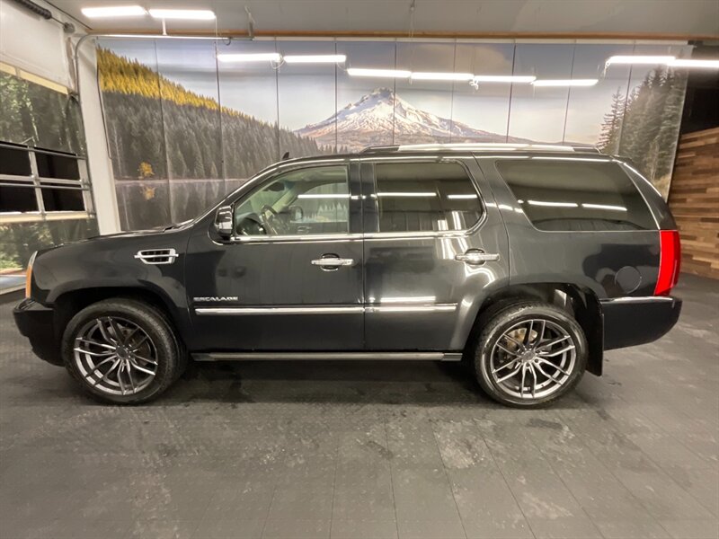 2011 Cadillac Escalade Platinum Edition 4X4 / 6.2L V8 / LOADED / 3RD ROW  Leather Heated & Cooled Seats / Navi & Camera - Photo 3 - Gladstone, OR 97027