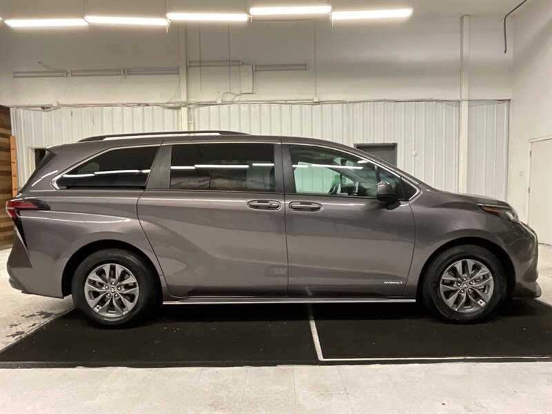 2021 Toyota Sienna LE 8-Passenger AWD / 2.5L 4Cyl HYBRID / NEW TIRES  / Sunroof / 32,000 MILES - Photo 4 - Gladstone, OR 97027