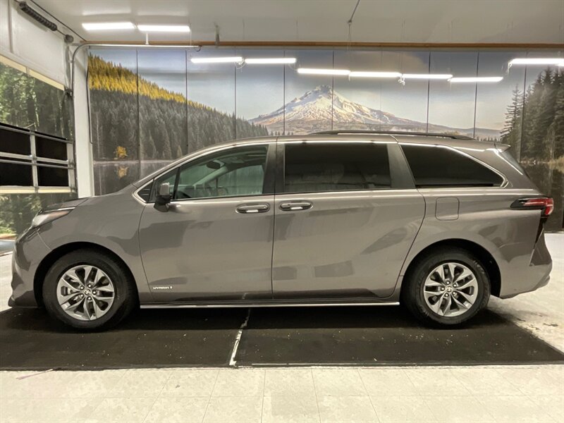 2021 Toyota Sienna LE 8-Passenger AWD / 2.5L 4Cyl HYBRID / NEW TIRES  / Sunroof / 32,000 MILES - Photo 3 - Gladstone, OR 97027