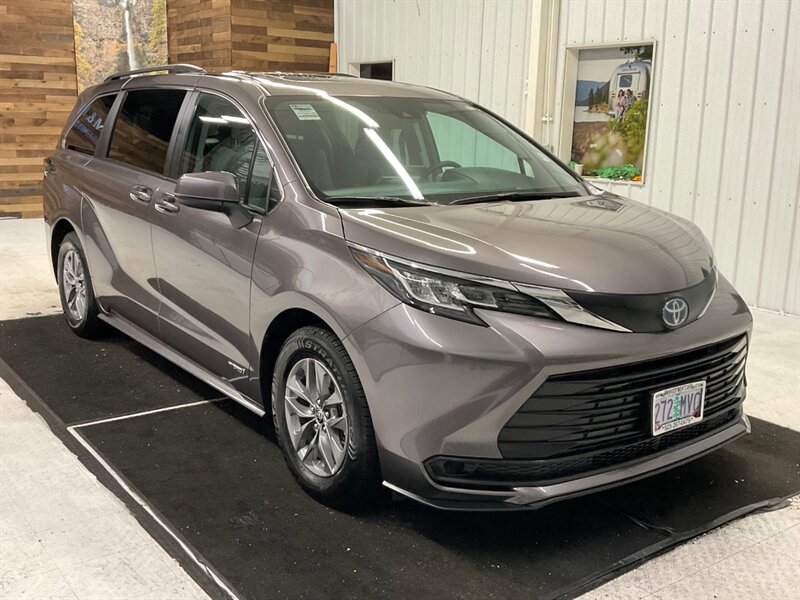 2021 Toyota Sienna LE 8-Passenger AWD / 2.5L 4Cyl HYBRID / NEW TIRES  / Sunroof / 32,000 MILES - Photo 2 - Gladstone, OR 97027