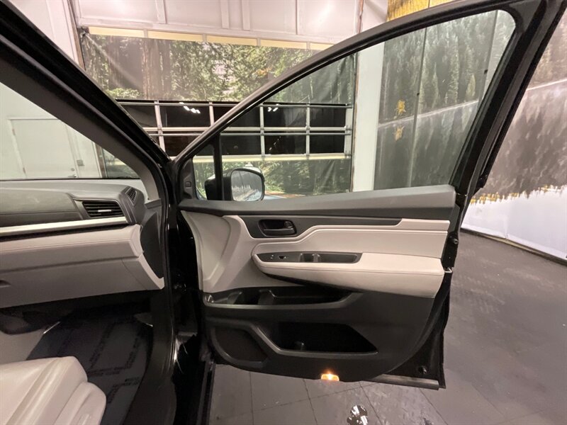 2018 Honda Odyssey EX-L MiniVan / 8-Passenger /NEW TIRES/ 36,000 MILE  LOCAL OREGON VAN / LIKE NEW CONDITION / Leather & Sunroof - Photo 35 - Gladstone, OR 97027