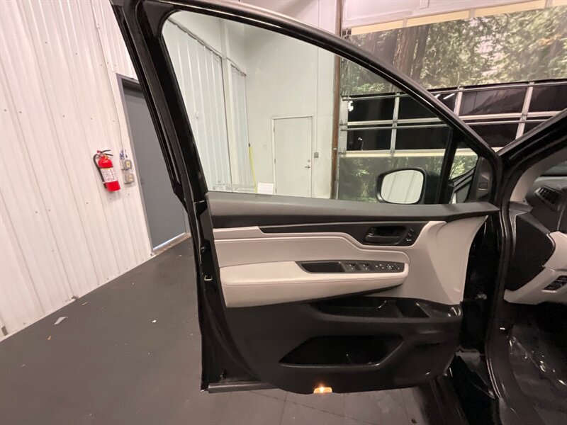 2018 Honda Odyssey EX-L MiniVan / 8-Passenger /NEW TIRES/ 36,000 MILE  LOCAL OREGON VAN / LIKE NEW CONDITION / Leather & Sunroof - Photo 29 - Gladstone, OR 97027