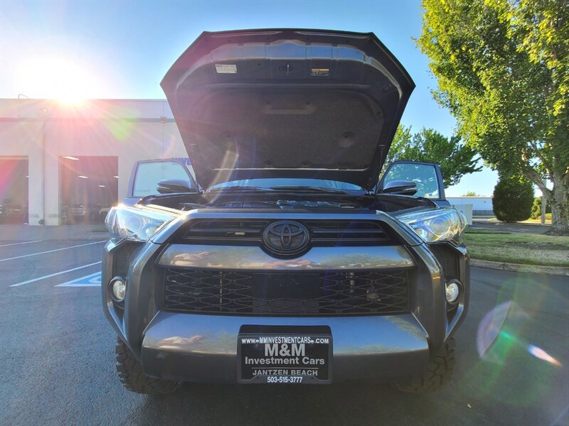 2020 Toyota 4Runner SR5 Premium 4X4 / LEATHER / 3RD SEAT / LIFTED  / NEW TRD WHEELS / NEW TIRES / SUN ROOF / FACTORY WARRANTY - Photo 30 - Portland, OR 97217