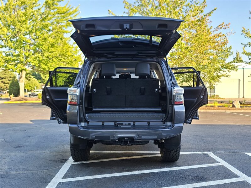 2020 Toyota 4Runner SR5 Premium 4X4 / LEATHER / 3RD SEAT / LIFTED  / NEW TRD WHEELS / NEW TIRES / SUN ROOF / FACTORY WARRANTY - Photo 29 - Portland, OR 97217