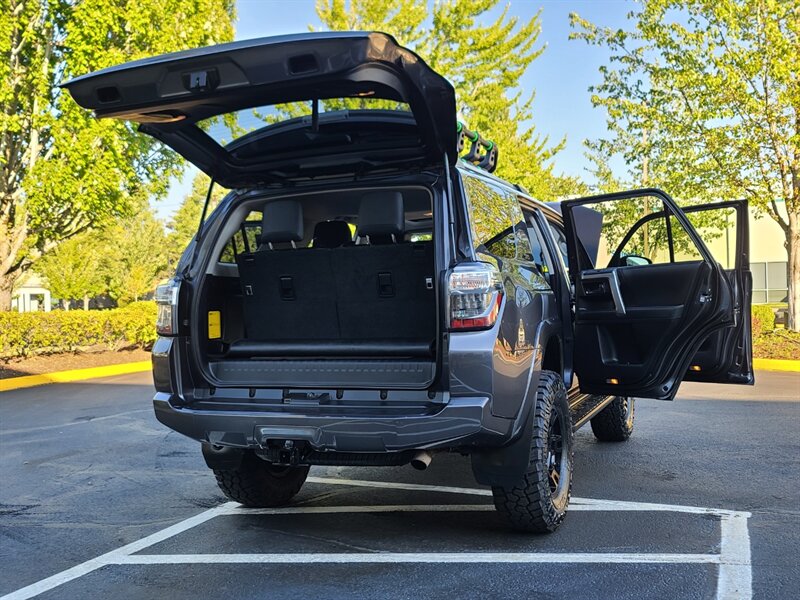 2020 Toyota 4Runner SR5 Premium 4X4 / LEATHER / 3RD SEAT / LIFTED  / NEW TRD WHEELS / NEW TIRES / SUN ROOF / FACTORY WARRANTY - Photo 27 - Portland, OR 97217