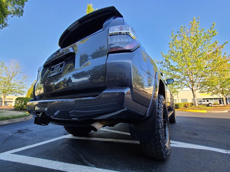 2020 Toyota 4Runner SR5 Premium 4X4 / LEATHER / 3RD SEAT / LIFTED  / NEW TRD WHEELS / NEW TIRES / SUN ROOF / FACTORY WARRANTY - Photo 11 - Portland, OR 97217