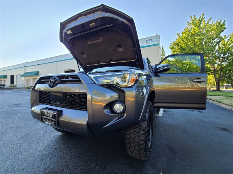 2020 Toyota 4Runner SR5 Premium 4X4 / LEATHER / 3RD SEAT / LIFTED  / NEW TRD WHEELS / NEW TIRES / SUN ROOF / FACTORY WARRANTY - Photo 25 - Portland, OR 97217