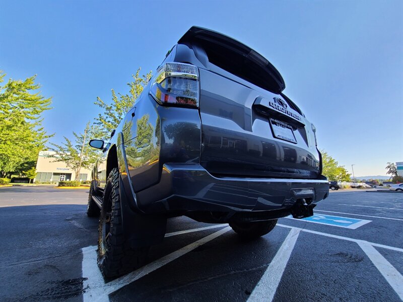 2020 Toyota 4Runner SR5 Premium 4X4 / LEATHER / 3RD SEAT / LIFTED  / NEW TRD WHEELS / NEW TIRES / SUN ROOF / FACTORY WARRANTY - Photo 12 - Portland, OR 97217