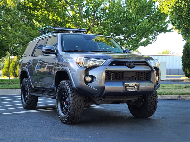 2020 Toyota 4Runner SR5 Premium 4X4 / LEATHER / 3RD SEAT / LIFTED  / NEW TRD WHEELS / NEW TIRES / SUN ROOF / FACTORY WARRANTY - Photo 2 - Portland, OR 97217