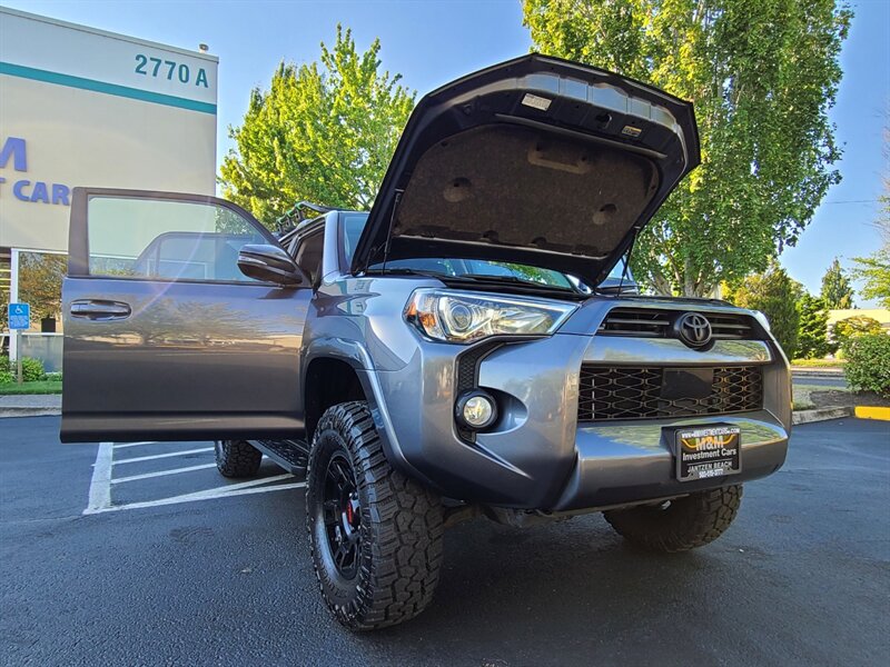 2020 Toyota 4Runner SR5 Premium 4X4 / LEATHER / 3RD SEAT / LIFTED  / NEW TRD WHEELS / NEW TIRES / SUN ROOF / FACTORY WARRANTY - Photo 26 - Portland, OR 97217