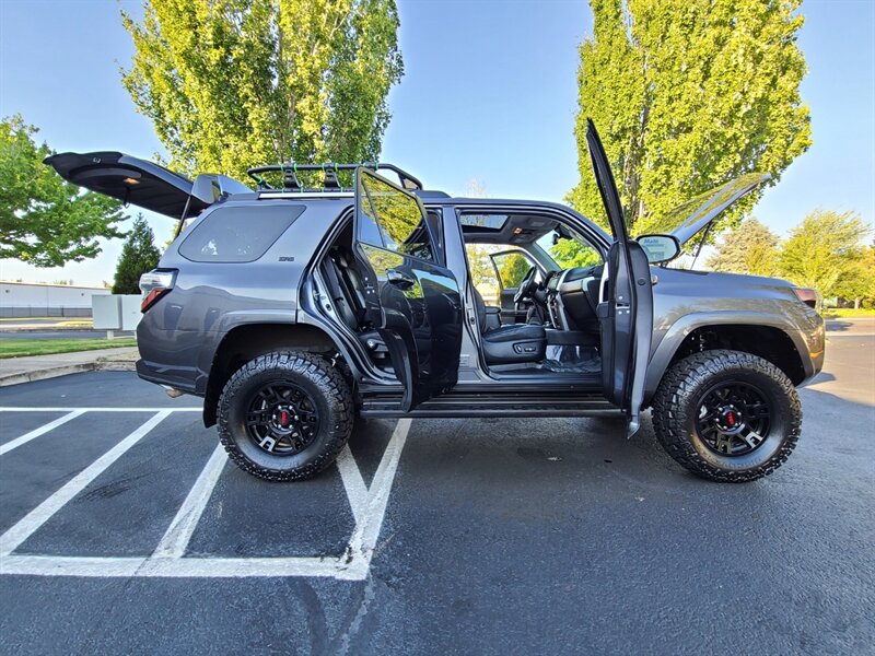 2020 Toyota 4Runner SR5 Premium 4X4 / LEATHER / 3RD SEAT / LIFTED  / NEW TRD WHEELS / NEW TIRES / SUN ROOF / FACTORY WARRANTY - Photo 24 - Portland, OR 97217