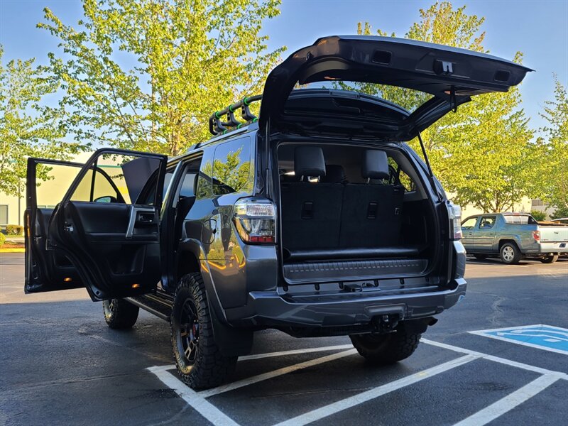 2020 Toyota 4Runner SR5 Premium 4X4 / LEATHER / 3RD SEAT / LIFTED  / NEW TRD WHEELS / NEW TIRES / SUN ROOF / FACTORY WARRANTY - Photo 28 - Portland, OR 97217