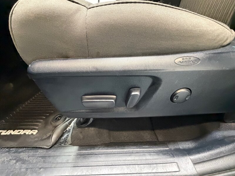 2014 Toyota Tundra SR5 4X4 / 5.7L V8 / NAV / BACKUP CAM / LIFTED / LOCAL OREGON TRUCK / RUST FREE - Photo 31 - Gladstone, OR 97027