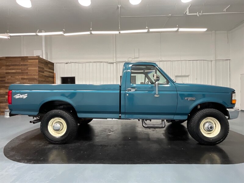 1995 Ford F-250 XL Regular Cab 4X4 / 5.8L V8 GAS / 109,000 MILES  / LOCAL TRUCK NO RUST - Photo 4 - Gladstone, OR 97027