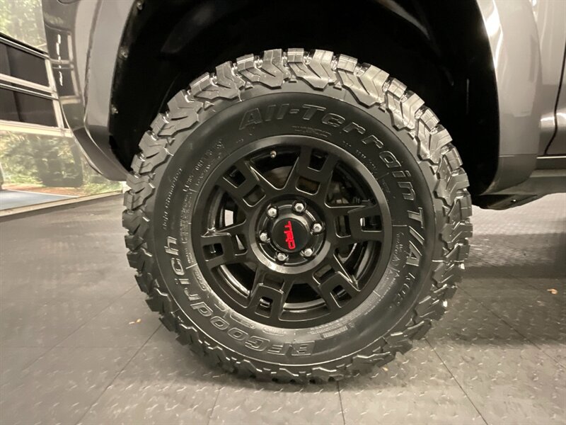 2019 Toyota 4Runner SR5 4X4 / 3RD ROW SEAT / LIFTED w/NEW WHEELS+TIRES  NEW SUSPENSION LIFT KIT w/ NEW BF GOODRICH TIRES & TRD OEM WHEELS / TYGRE LUGGAGE RACK - Photo 23 - Gladstone, OR 97027