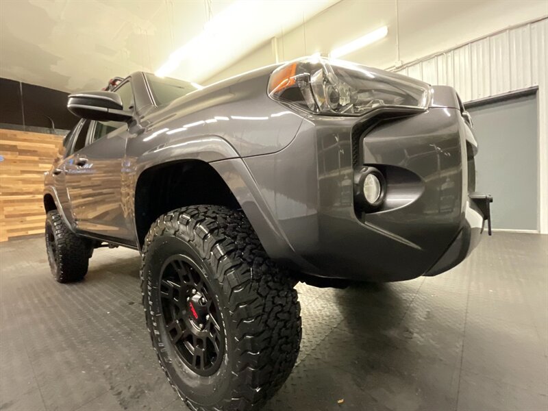 2019 Toyota 4Runner SR5 4X4 / 3RD ROW SEAT / LIFTED w/NEW WHEELS+TIRES  NEW SUSPENSION LIFT KIT w/ NEW BF GOODRICH TIRES & TRD OEM WHEELS / TYGRE LUGGAGE RACK - Photo 10 - Gladstone, OR 97027