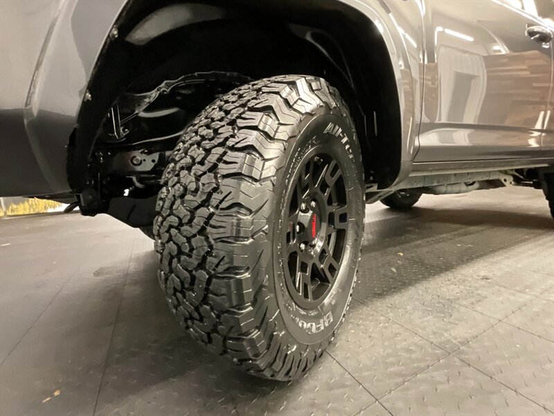 2019 Toyota 4Runner SR5 4X4 / 3RD ROW SEAT / LIFTED w/NEW WHEELS+TIRES  NEW SUSPENSION LIFT KIT w/ NEW BF GOODRICH TIRES & TRD OEM WHEELS / TYGRE LUGGAGE RACK - Photo 24 - Gladstone, OR 97027