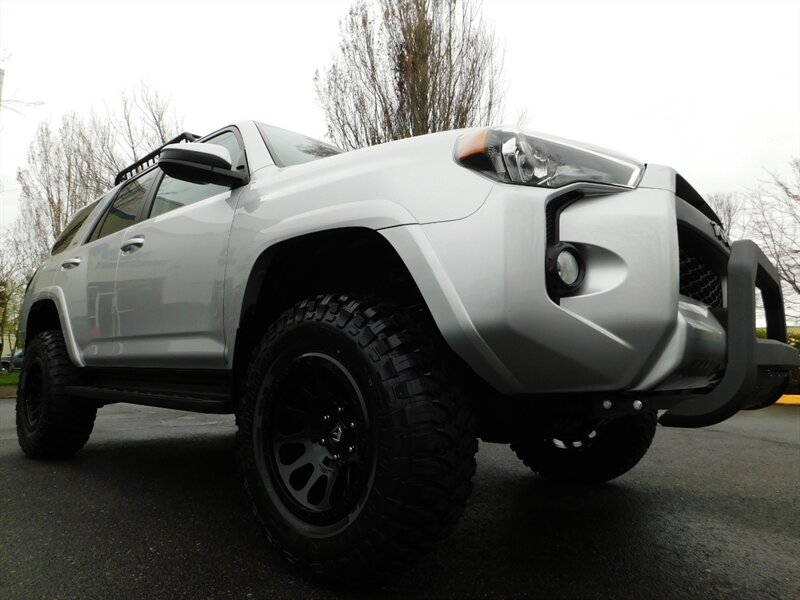 2018 Toyota 4Runner SR5 4X4 / Navi / Camera / NEW LIFT WHEELS TIRES   - Photo 10 - Portland, OR 97217